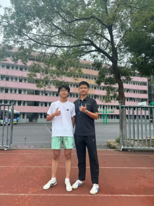 优秀学子杨振宁与私教合影